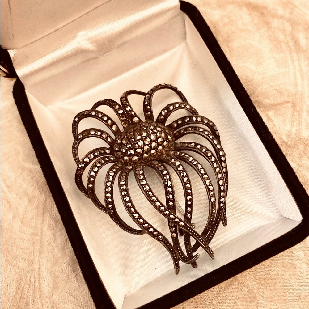 Stunning Vintage mid-century Silver and Marcasite brooch
